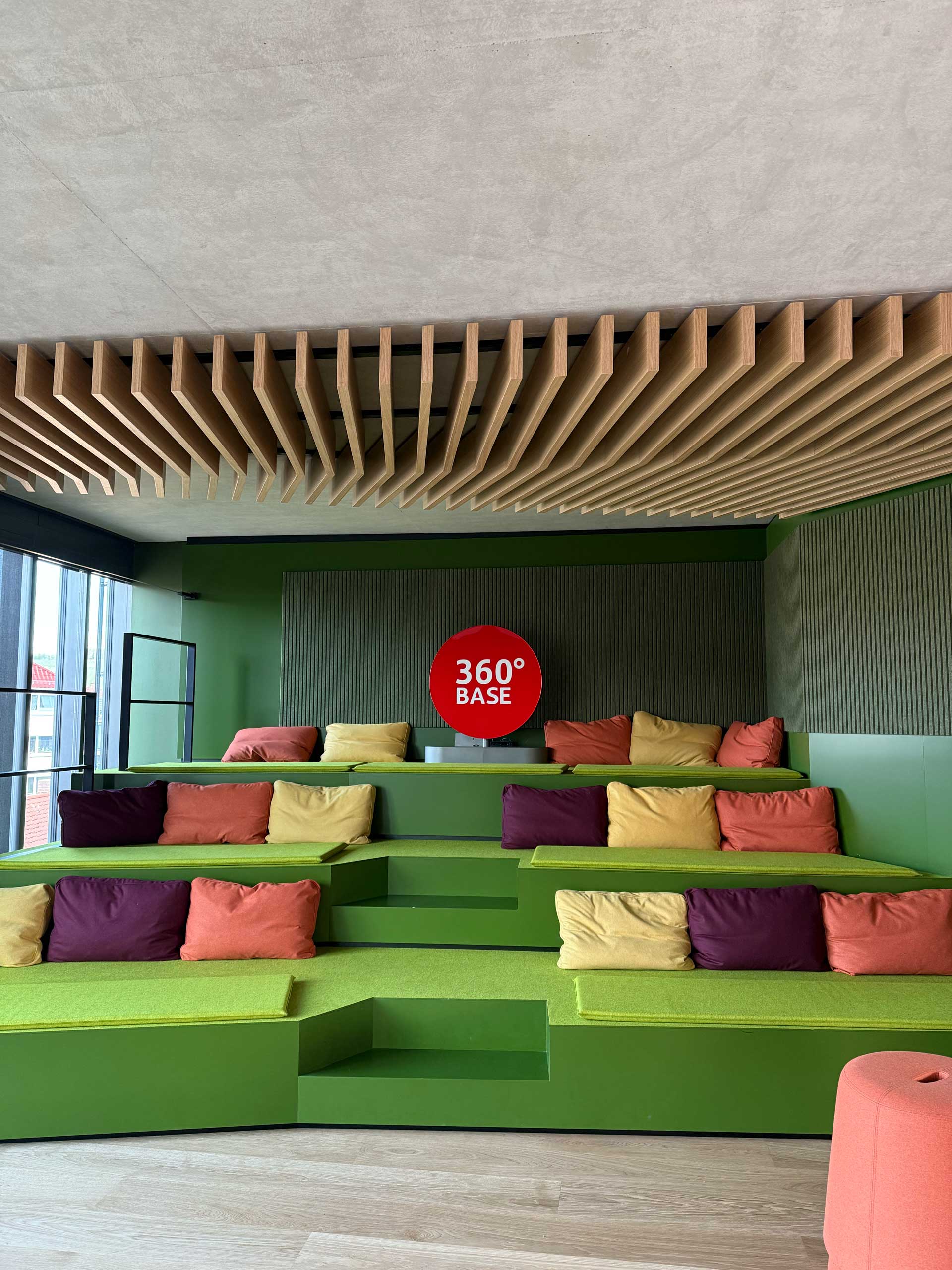 Sitztribüne der 360° Base mit bunten Kissen