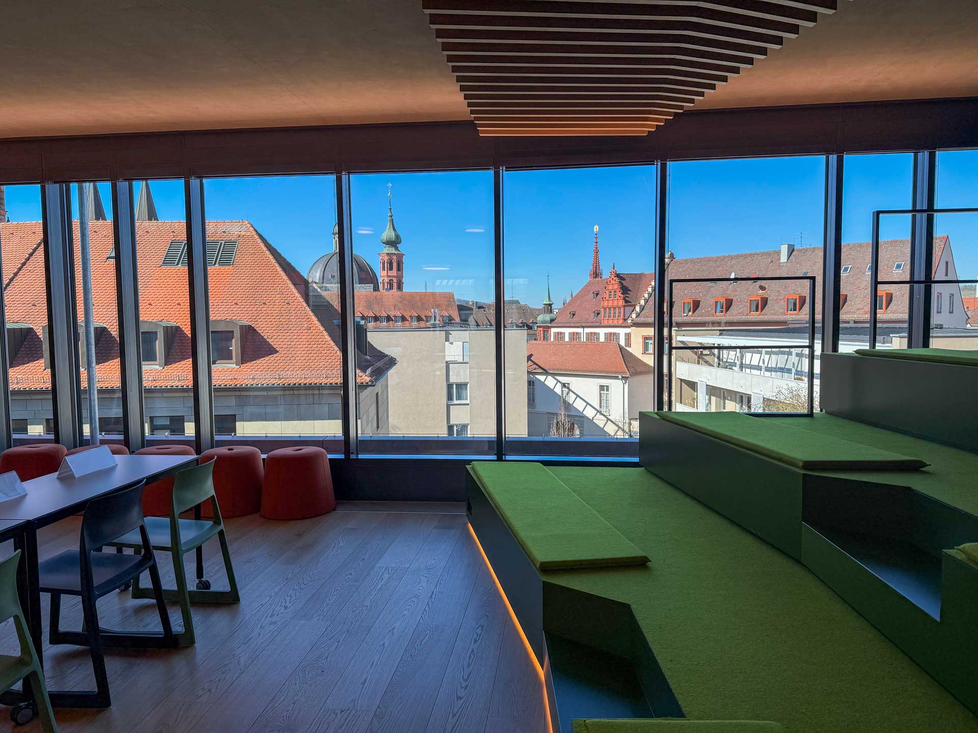 Sitzstufen vor der Fensterfront mit Blick über Würzburg